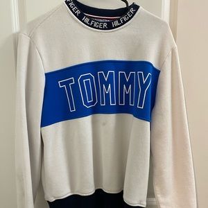 Tommy Hilfiger sweater. Slightly loved condition. Size medium.